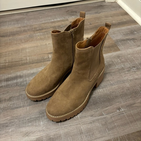 Universal Thread Crispin Chelsea Boot Chunky Heel Tan Memory Foam Insole Fall 10 - Picture 3 of 10